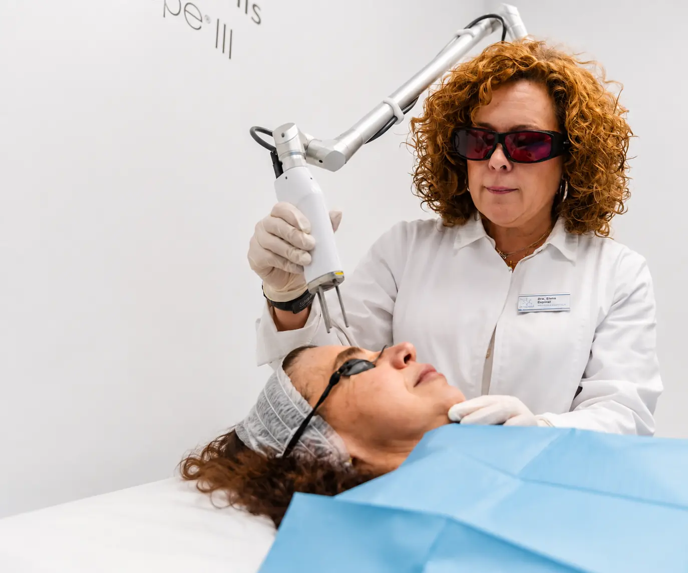 Sesión de tratamiento facial en la consulta de Diagonal CQ